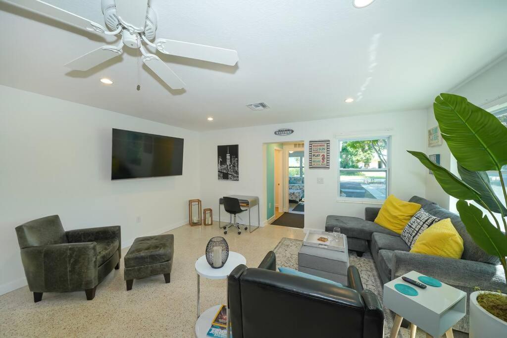 Modern, Fresh - Only 3 Miles To The Beach! Apartment Sarasota Bagian luar foto