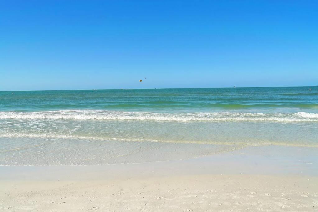 Modern, Fresh - Only 3 Miles To The Beach! Apartment Sarasota Bagian luar foto