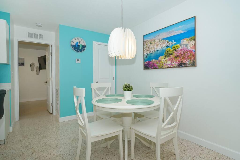 Modern, Fresh - Only 3 Miles To The Beach! Apartment Sarasota Bagian luar foto