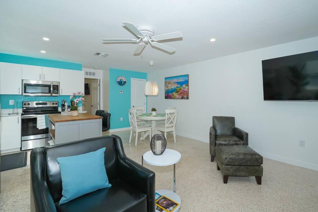 Modern, Fresh - Only 3 Miles To The Beach! Apartment Sarasota Bagian luar foto